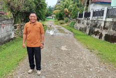 Di Tengah Jalan Berlubang, Warga Tanjung Aur I Tetap Menyimpan Harapan