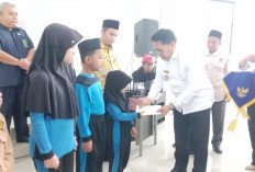 Baznas Lebong Salurkan Zakat ASN, Bantu Pelajar dan Warga Kurang Mampu
