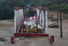 Disapu Banjir Bandang, Rangka Jembatan Lubuk Selandak Mukomuko Ambrol ke Sungai