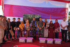 Tim Wasev TMMD Ke-124 Kodim 0408/BS Berikan Sembako dan Perlengkapan Olahraga untuk Warga