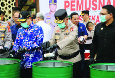 Kapolda Bengkulu Pimpin Pemusnahan BB Operasi Pekat Nala, Ribuan Miras, Petasan dan Narkoba Dimusnahkan
