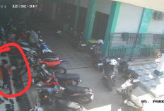 Maling Sandal Beraksi Lagi di Masjid Rukis, Aksi Remaja Terekam CCTV