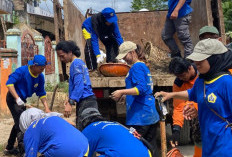 Berjibaku dengan Lumpur, Mahasiswa KKN Tematik UNIB Gotong Royong Pasca Bencana di Cupak Tengah Sumbar