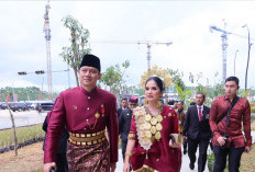 Hadiri Upacara Penurunan Bendera Sang Merah Putih, Menteri AHY Gunakan Baju Adat Daerah Sulawesi Selatan