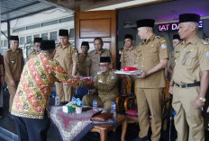 Kaur Terima Duplikat Bendera Pusaka