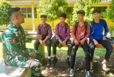 Anggota Satgas TMMD Ke – 124  Kodim 0408/BS Komsos Dengan Siswa SMAN 4 Kaur