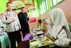 Makan Siang Bergizi Diuji Coba, Dalam Rangka HUT Brimob di Bengkulu