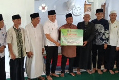  Bupati Benteng Serahkan Bantuan untuk Masjid