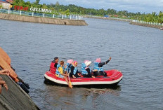 Perahu Karet Jadi Daya Tarik Baru Tebat Gelumpai, Antusias Pengunjung Tinggi