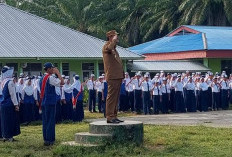 Jadi Pembina Upacara di SMPN 5 Bengkulu Selatan, Wabup Yevri Dorong Generasi Muda Berkualitas