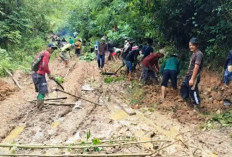 Warga Tanjung Aur Swadaya Perbaiki Jalan Rusak