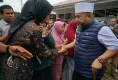 Gubernur Bengkulu Tinjau Banjir Bandang di Batu Busuk, Serahkan Bantuan untuk Warga yang Kehilangan Rumah