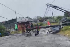 Tiang Listrik Tumbang di Pondok Kubang, Arus Lalu Lintas Sempat Terganggu