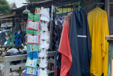 Bengkulu Diguyur Hujan, Jas Hujan Laris Manis
