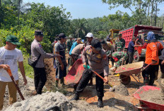 Polsek Ketahun Bersama Warga Desa Kualalangi Tambal Jalan Berlobang 