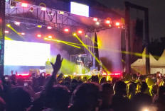 Aksi Panggung NDX AKA Menggelegar, Ribuan Warga Nikmati Pesta HUT RB ke-24