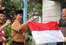  Pemprov Bengkulu Bagi-Bagi  Bendera  Merah Putih di Enggano 