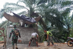 Anggota Satgas TMMD Ke-124 Kodim 0408/BS dan Warga Terus Kebut Pembuatan Prasasti