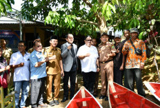 Nelayan Terima Bantuan Perahu, Ini Pesan Penjabat Wali Kota Bengkulu 