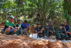 Usai Gotong-royong, Anggota Satgas TMMD Ke-124 Kodim 0408/BS  Lakukan Komsos Dengan Warga