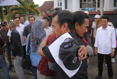 Kritikan Pedas Pendemo di DPRD Bengkulu Selatan Berakhir Haru, Pimpinan Dewan dan Pendemo Saling Berpelukan