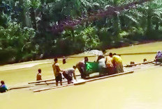 Jembatan Gantung Rusak Berat, Warga Desa Ini Angkut Jenazah Pakai Rakit Bambu