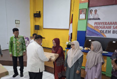 Tingkatkan Kompetensi Guru, Pemkab Mukomuko Salurkan Bantuan Ratusan Laptop 