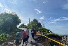 Jalan Longsor di Desa Serangai, Polisi dan Warga Bergotong Royong Pulihkan Akses