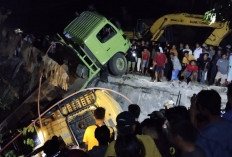 Terjun ke Jurang, Minibus Bermuatan 8 Orang Terhimpit Tronton Angkut Alat Berat, Begini Kronologisnya
