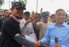 DPRD BS Turun Temui Massa Meski Diguyur Hujan, Ketua Dewan : Suara Rakyat Harus Didengar