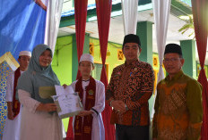  Diuji Kakan Kemenag, Peserta Wisuda Tahfidz  MTsN 1 Kota Bengkulu Dapat Bonus   