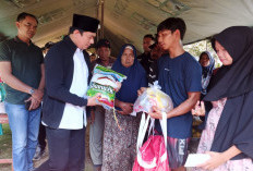 Tinjau Langsung Lokasi Kebakaran di Desa Arga Mulya, Bupati Bengkulu Utara Serahkan Bantuan