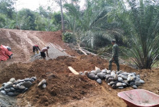 Kebut Pengecoran Plat Decker di Desa Bandu Agung, Satgas TMMD ke-124 Kodim 0408/BS 