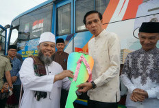 Dorong Akses dan Keselamatan Pelajar, Gubernur Bengkulu Serahkan Bantuan 1 Unit Bus Sekolah Gratis untuk Kaur