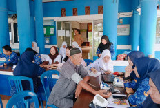 HKN ke-61, Hujan Tak Surutkan Semangat Lansia  Ikuti Pengobatan Gratis Puskesmas Sukamerindu