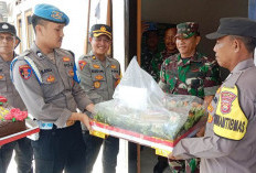 Tiga Kapolsek Kunjungi Koramil, Beri Kejutan Saat HUT TNI