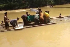 Miris! Warga Bawa Jenasah ke TPU Gunakan Rakit, Ternyata Ini Pemicunya