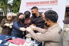 Libatkan Pelajar untuk Edukasi Hukum, Kejari Mukomuko Musnahkan Barang Bukti 33 Perkara