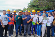 Di Tengah Badai dan Gelap Malam, Bupati Rifai Puji Pengorbanan Petugas PLN
