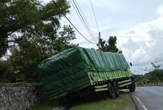 Empat Hari Terperosok, Truk Fuso di Jalan Lintas Padang Panjang Belum Dievakuasi