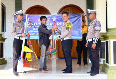 Tim Sat Lantas Bersihkan Tempat Ibadah, Peringati HUT Lalu Lintas ke-69 di Masjid Ini di Kabupaten Lebong