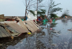 Gelombang Tinggi Terjadi di Mukomuko, Warung Warga Hancur, Jalan Lintas Barat Terganggu