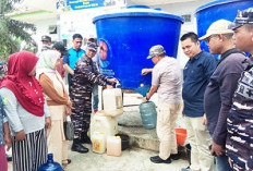 Perumda dan Lanal Benteng Distribusikan Air Bersih, ke Desa Ini