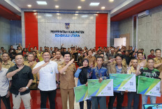 Bupati Arie Lindungi Petani dan Pekerja Rentan, Serahkan 334 Kartu BPJS Ketenagakerjaan 