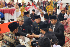 Wali Kota Saksi Nikah 10 Pasang Pengantin , Siapkan Bulan Madu di Balai Kota