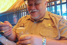 Nikmati Es Bubur Dawat, Bupati Rifai Nostalgia Masa Kecil dengan Cendol, Menceritakan Kisah Neneknya