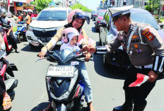 Sat Lantas Polresta Bagikan Ratusan Bendera, Khusus Bagi Pengendara di Simpang 5 Ratu Samban Ini  
