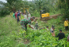 Satgas TMMD Ke-124 Kodim 0408/BS Gotong Royong Bersama Warga dan Poktan Buat Saluran Air