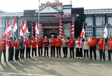 Pj Bupati Benteng Bagikan 1.350 Bendera, Dalam Rangka Ini