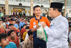 Antusiasme Pelajar Shalat Jumat di Masjid Raya Baitul Izzah, Pulangnya Bawa Beras dari Program Bantu Rakyat